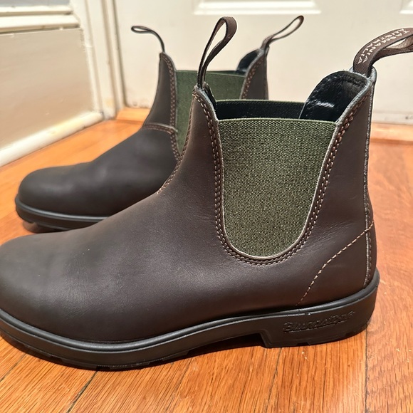 Blundstone Boots with Elastic Panels and Pull Tab (like new condition.) - Picture 4 of 7